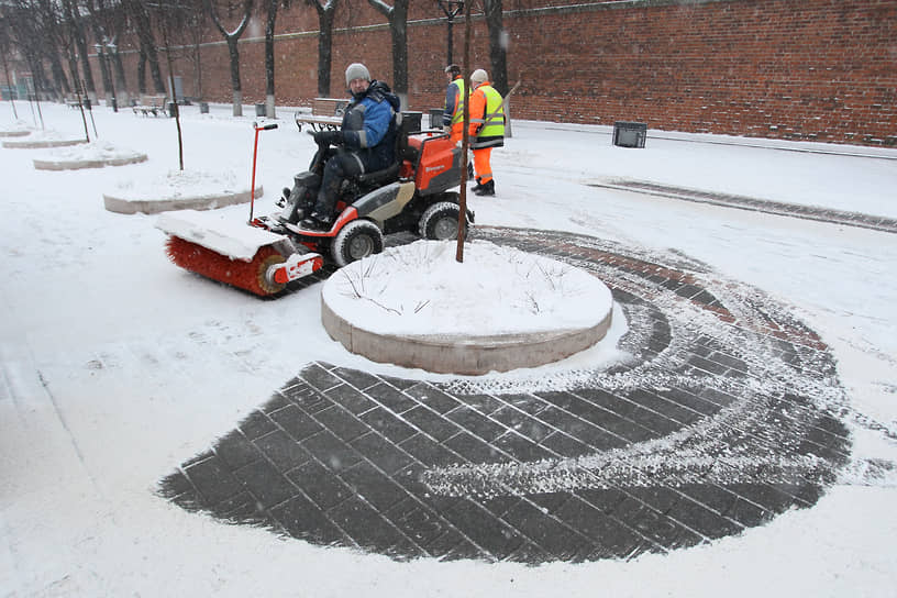 Снегоуборочная техника особенно часто встречается около кремля