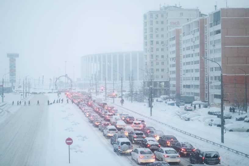 Автомобильные пробки из-за снегопадов тем длиннее, чем ближе весна