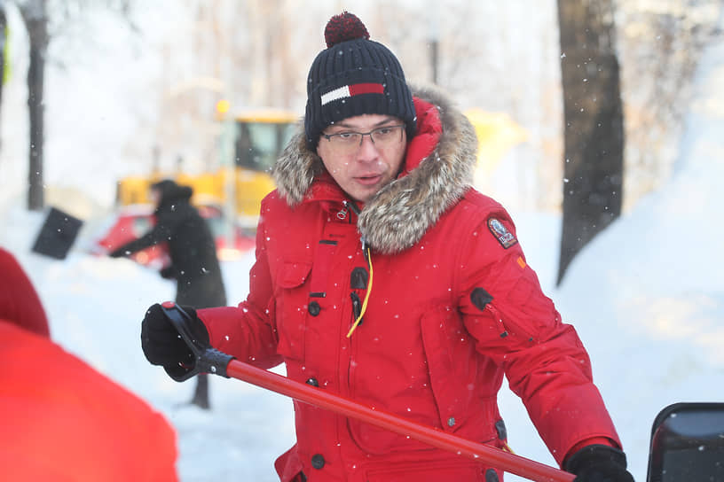 Глава города Юрий Шалабаев расчистил целый тротуар у памятника Нестерову