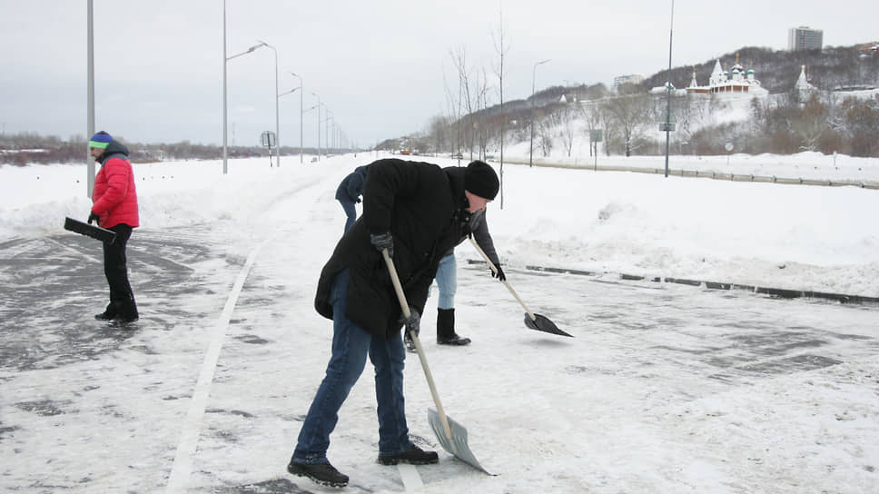 В субботу инициативу подхватила администрация Нижегородского района, расчистив площадку для крещенской купели на льду Гребного канала