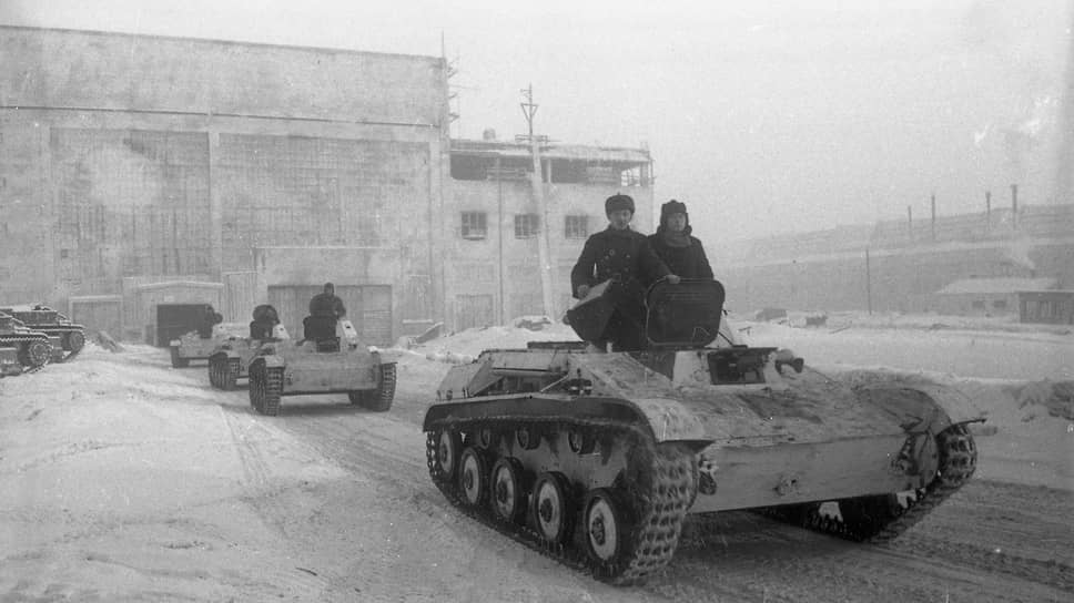 Всего заводом за годы войны выпущено более 12000 танков и более 9000 самоходок. На снимке танки Т-60 выезжают из заводского цеха