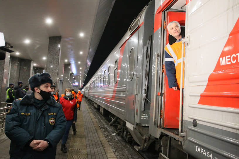 Поезд из Таганрога был в пути больше суток и прибыл на первую платформу вокзала далеко за полночь