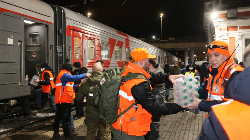Волонтеры сразу же начали выгружать из первого вагона запасы питьевой воды