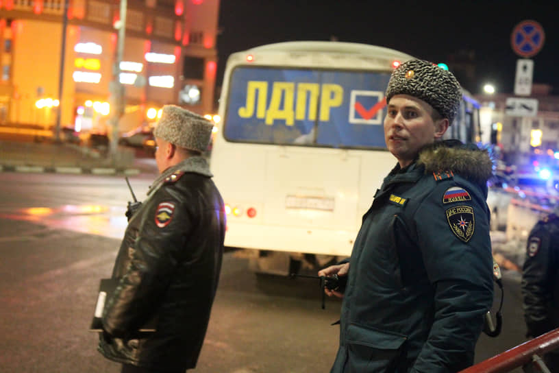 В приеме жителей Донбасса были задействованы все службы: сотрудникам ДПС тоже нашлась работа по координации и сопровождению колонн автобусов