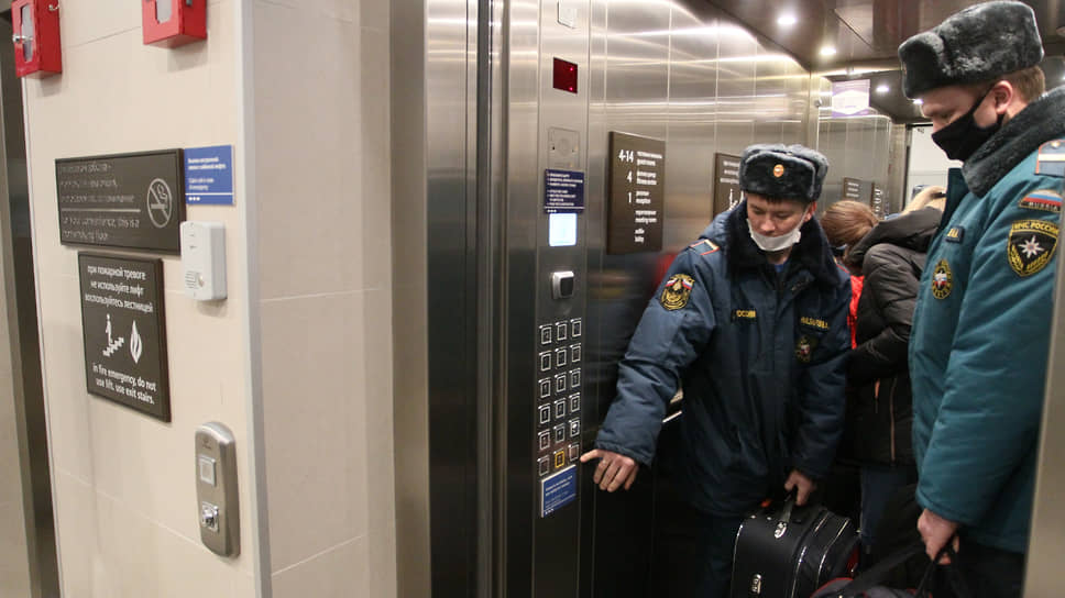 Даже в гостиничный лифт приехавших провожали люди в униформе