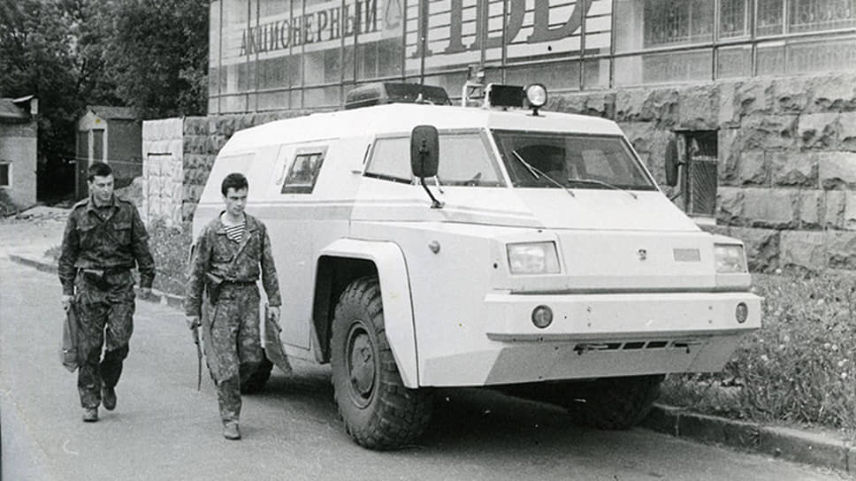 В НБД-Банке практически с самого основания имеется своя служба инкассации. На фото один из первых инкассаторских бронеавтомобилей.