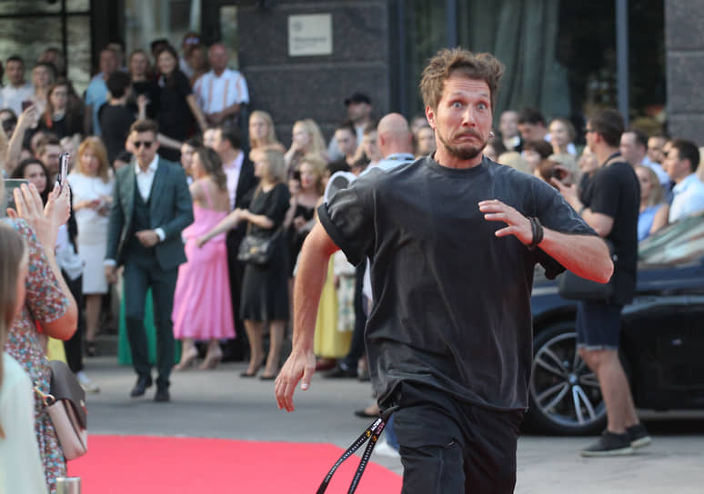 Актер Кирилл Каганович не выдержал пристального внимания к проходящим по красной дорожке