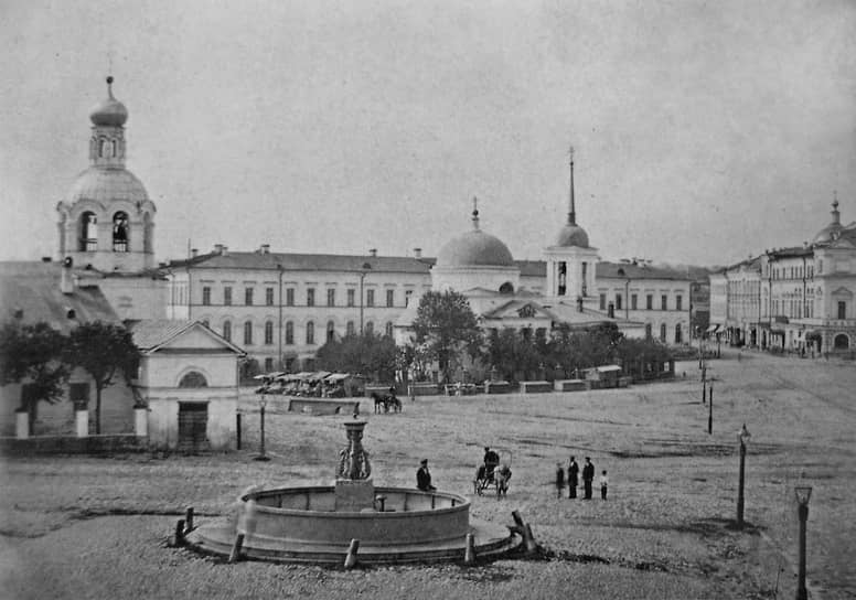 Первый нижегородский фонтан для разбора воды был установлен на Благовещенской площади (сейчас — площадь Минина и Пожарского), в районе нынешней гимназии №1