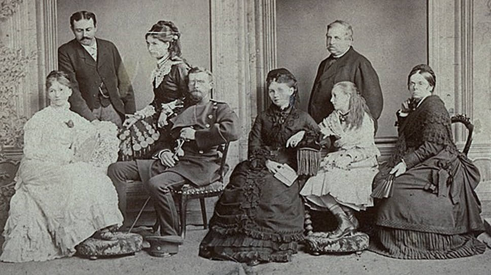 Барон А. И. Дельвиг (справа) с семьей
