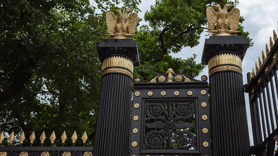 Выксунские предприятия могли быть причастны к отливке ворот и ограды Александровского сада
