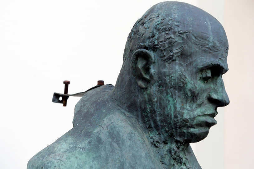 Андрей Сахаров оставил заметный след в истории и вдохновил не одного художника. На фото – скульптура академика работы Юрия Орехова