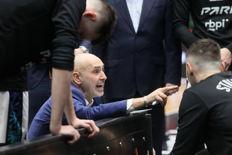 Главный тренер нижегородцев Зоран Лукич перед матчем дал указания команде