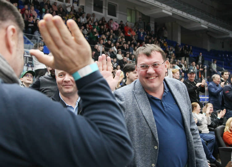 На фото — мэр Арзамаса Александр Щелоков поздравляет с победой нижегородцев своих соседей по ВИП-трибуне