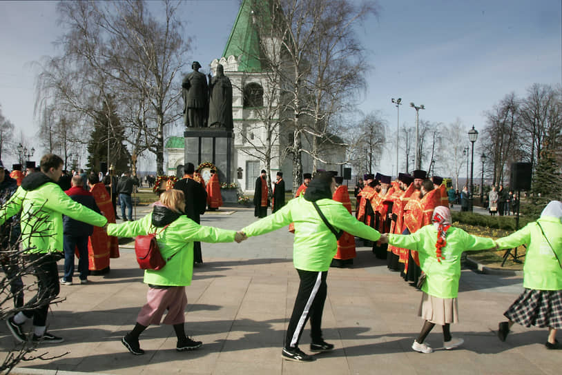 Православные волонтеры готовят оцепление вокруг пасхальных торжеств в кремле