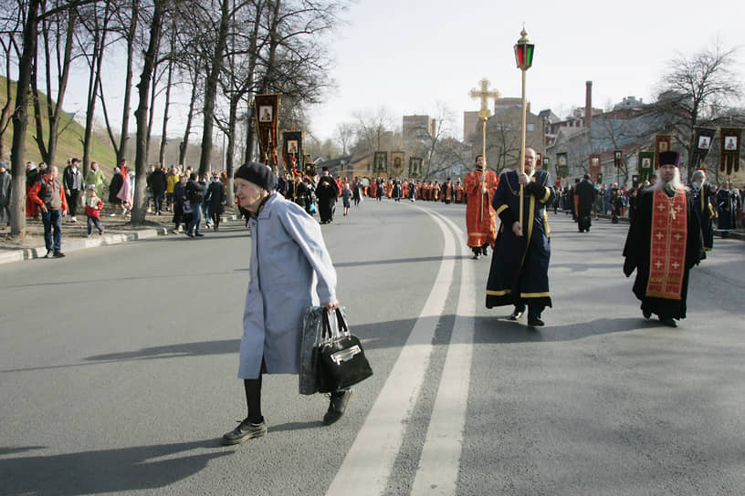 Пенсионерка переходит Зеленский съезд перед праздничной колонной крестного хода