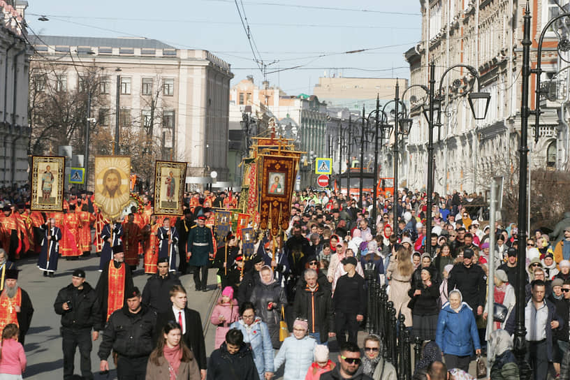 Движение пасхального крестного хода по Рождественской улице