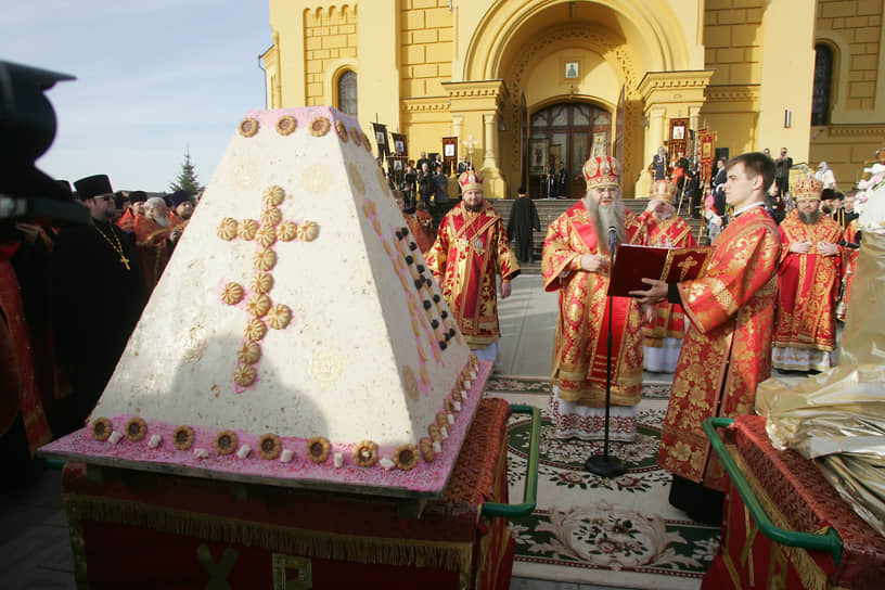 Митрополит Георгий освящает гигантскую пасху у храма Александра Невского