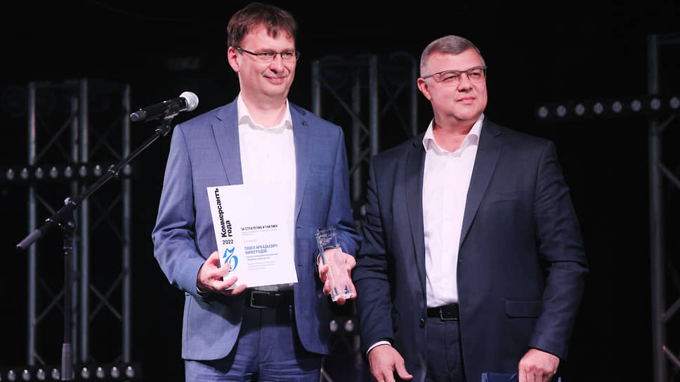 Руководитель Приволжского регионального центра Kept Андрей Гричук (справа) наградил директора по GR «Волжское пароходство» Рустема Галеева (слева)