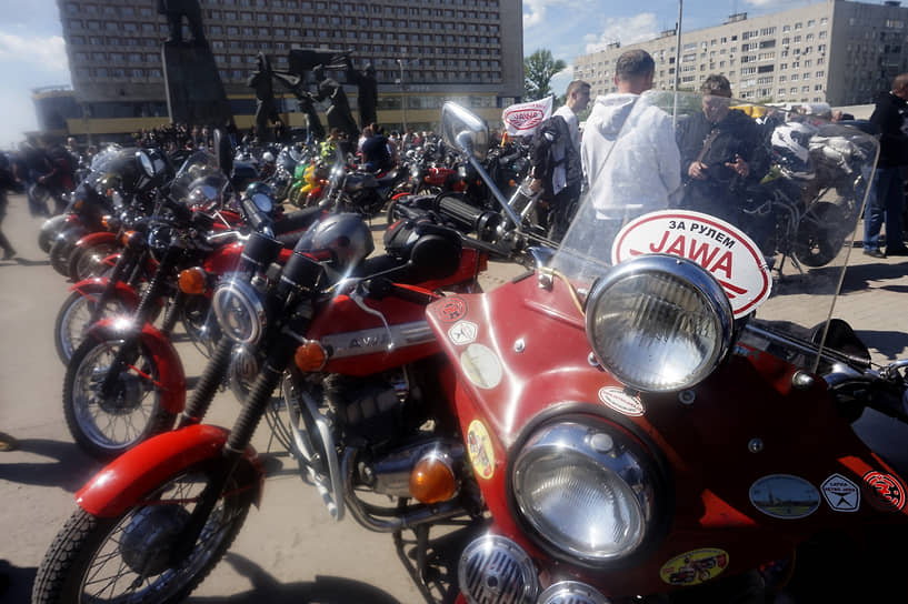 На площади Ленина мотоциклисты и зрители начали собираться с самого утра