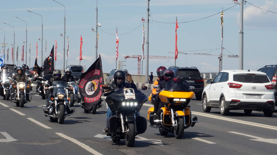 Колонна мотоциклистов отправилась кататься по городу через Канавинский мост