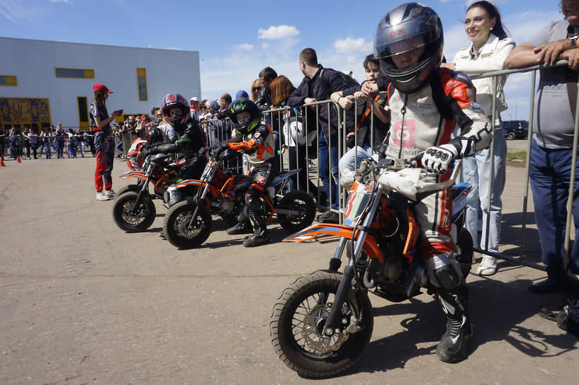 На Гребном канале у «Горадрома» для участников праздника выступили юные мотоциклисты