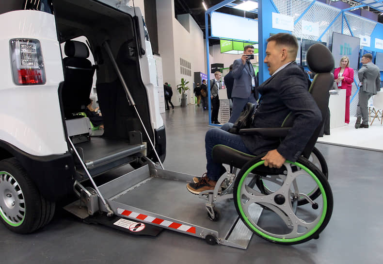 Депутат городской думы Роман Пономаренко тестирует возможности микроавтобуса для инвалидов-колясочников