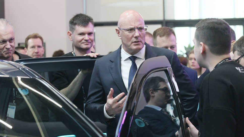 Заместитель председателя Правительства России Дмитрий Чернышенко осматривает автомобиль &quot;Атом&quot;