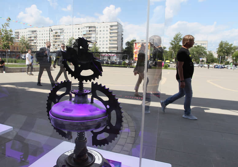 Механическая скульптура украшает павильон &quot;Битвы роботов&quot;
