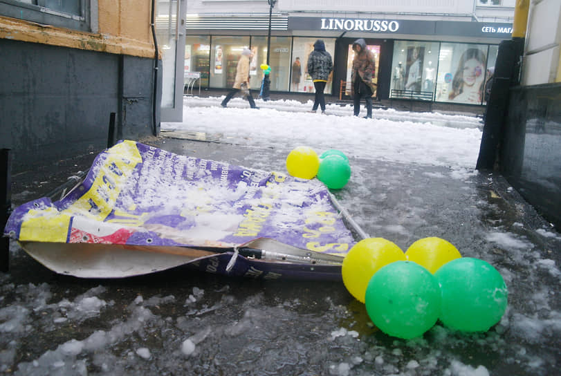 Упавший от ветра рекламный баннер с воздушными шарами