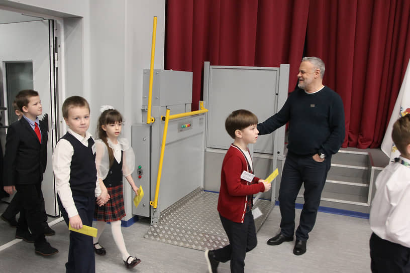 Директор АНОО «Школа 800» Марк Сартан встречает учеников в новом филиале