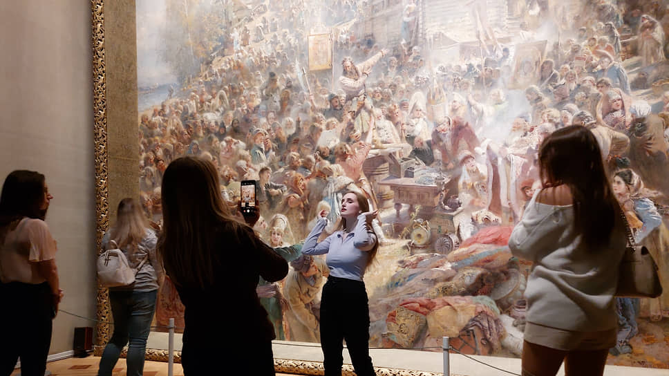 Посетители музея фотографируются на фоне картины Маковского «Воззвание Минина»