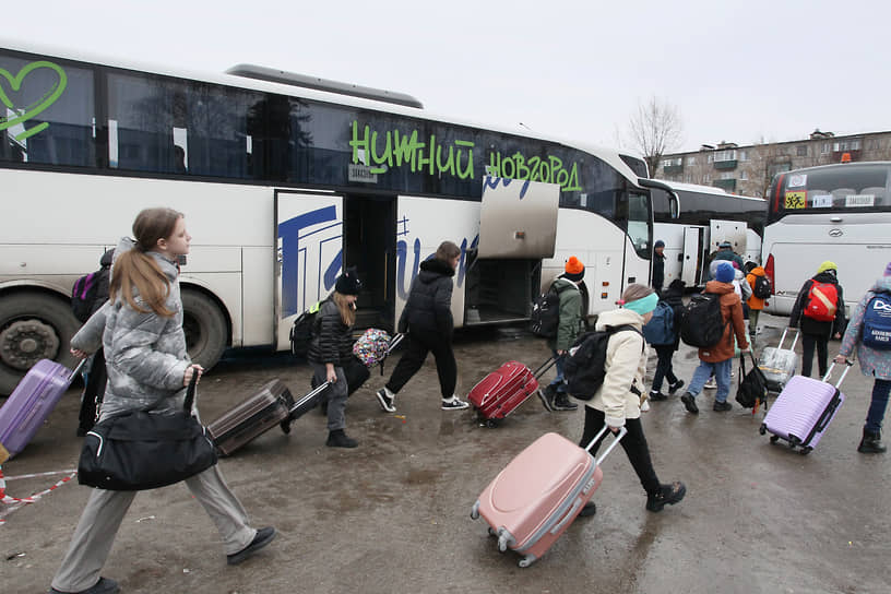 Прибытие школьников, эвакуированных из Белгорода, в лагерь отдыха &quot;Лазурный&quot;