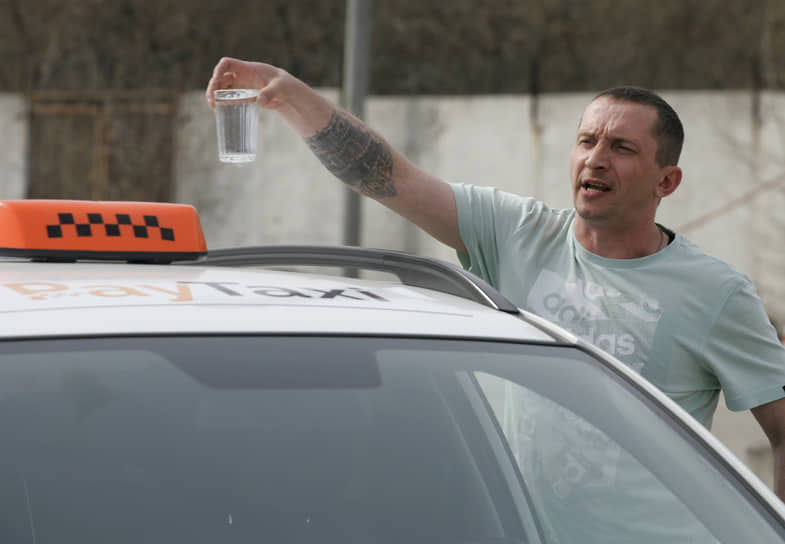Участник устанавливает контрольный стакан с водой на крышу автомобиля