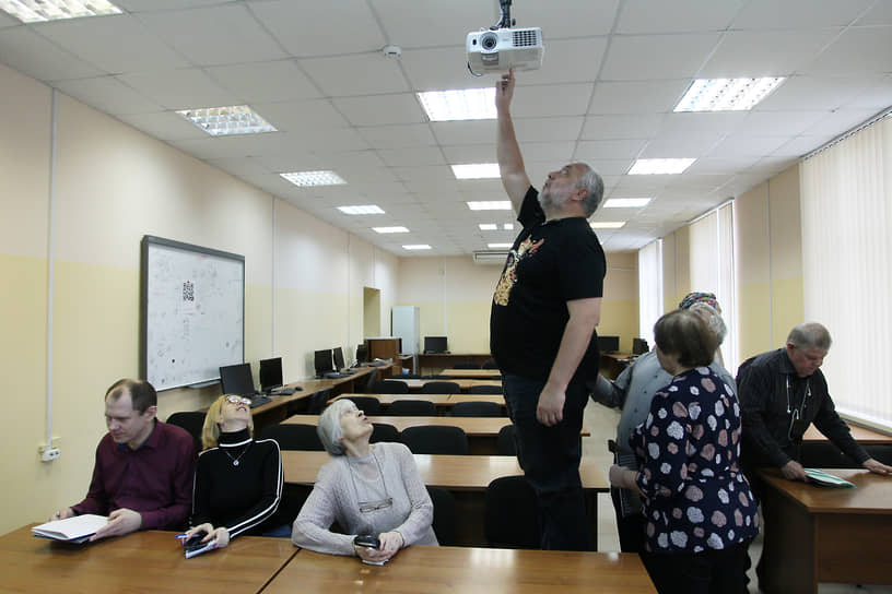 Ассистент готовит видеопроектор в аудитории Нижегородского Государственного Университета