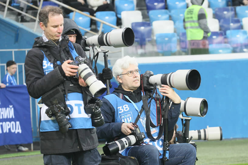 Фотожурналисты на матче между &quot;Пари НН&quot; и &quot;Спартаком&quot; в Нижнем Новгороде