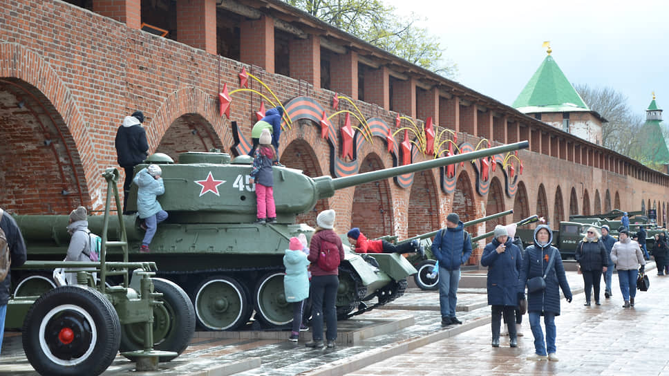 Дети на выставке военной техники в нижегородском кремле