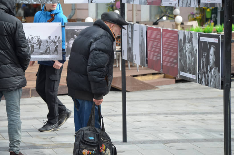 Пожилой нижегородец рассматривает выставку, приуроченную ко Дню Победы