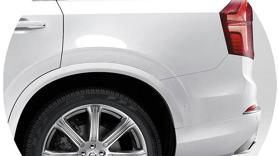 В Volvo XC90 установлена система контроля давления воздуха в шинах TPMS. Когда датчики, расположенные в воздушных клапанах, обнаруживают неправильное давление воздуха в шинах, загорается сигнальная лампа на приборной панели. На дисплее водителя также появляется соответствующее сообщение