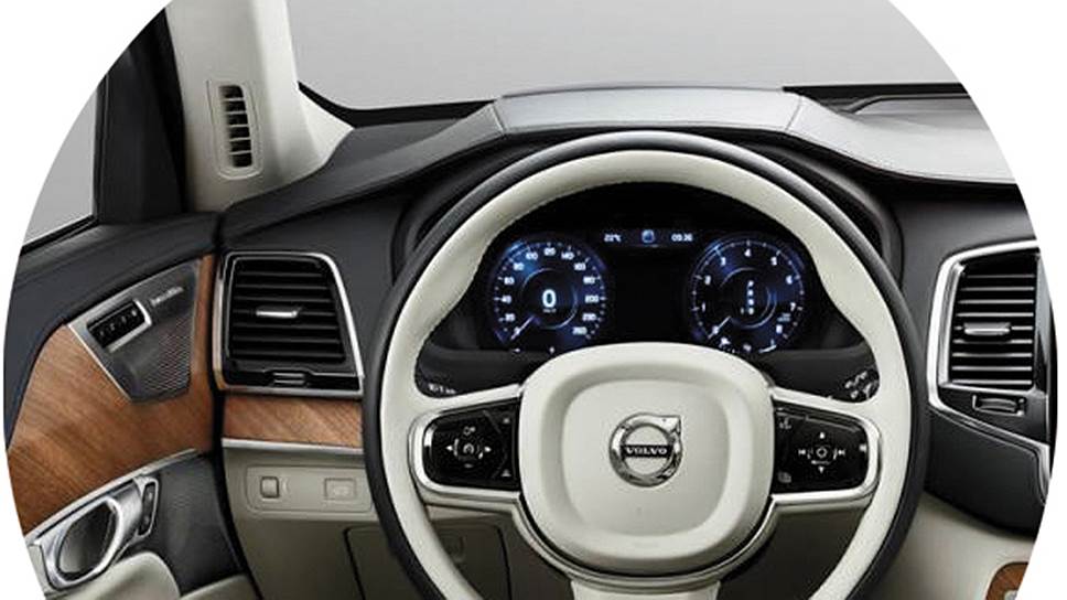 В стандартную комплектацию Volvo ХС90 включены уникальные системы. Одна из них — система Safe Positioning — не просто контролирует движение автомобиля в пределах полосы, а определяет степень усталости водителя и риск схода с трассы.