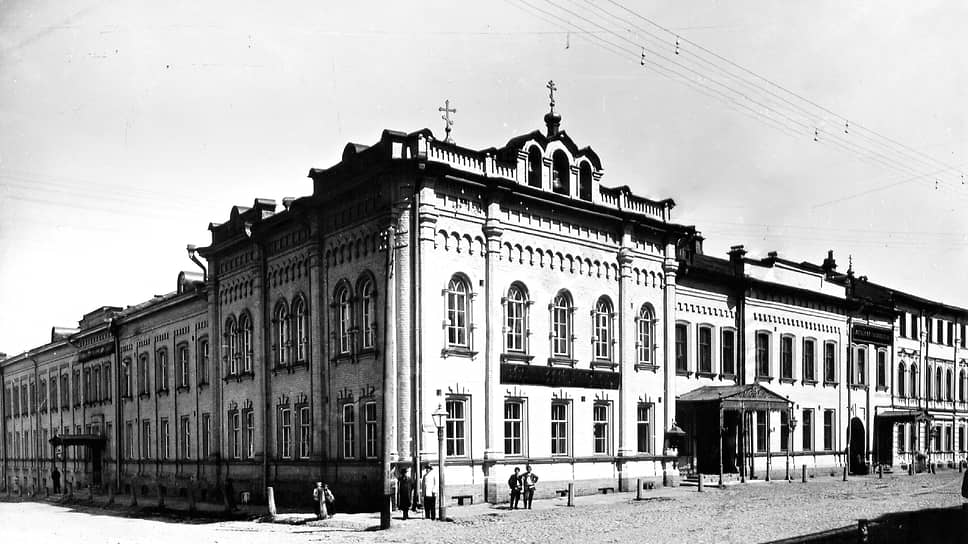 Как и в конце XIX века, в здании на варварке расположен роддом