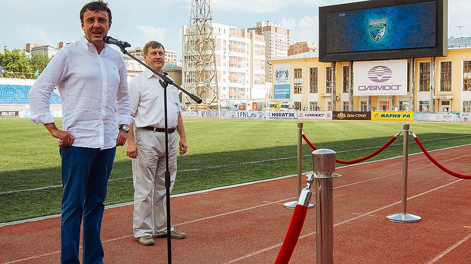 Группа РАТМ Эдуарда Тарана (на фото слева) готова начать строительство футбольного стадиона в Новосибирске стоимостью до €100 млн только после того, как муниципалитет определится с выбором земельного участка