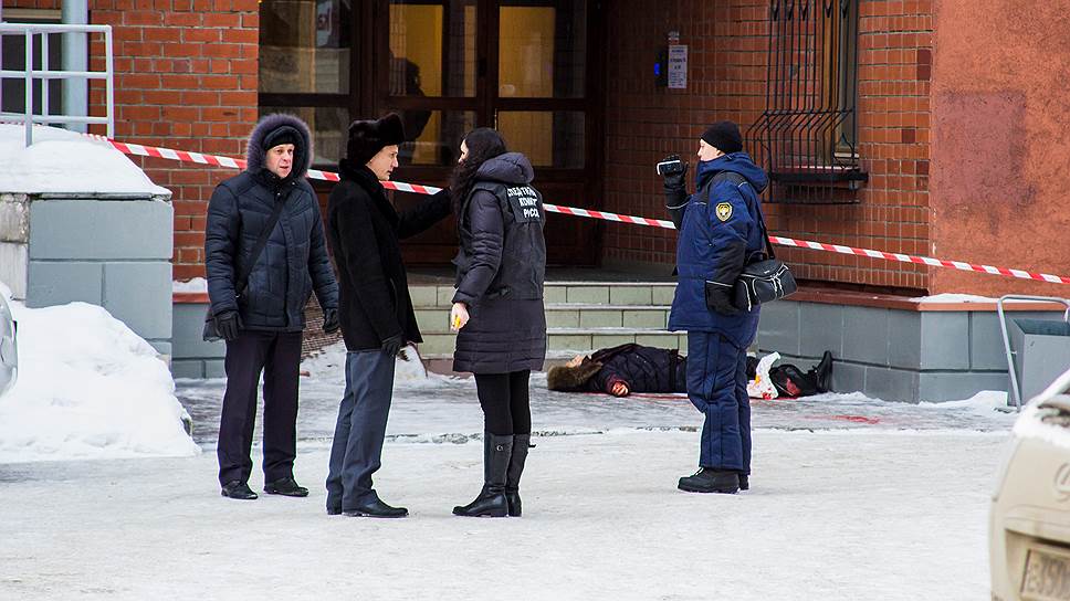 Дело кемерово. Полиция в подъезде. Полицейский у подъезда зимой.