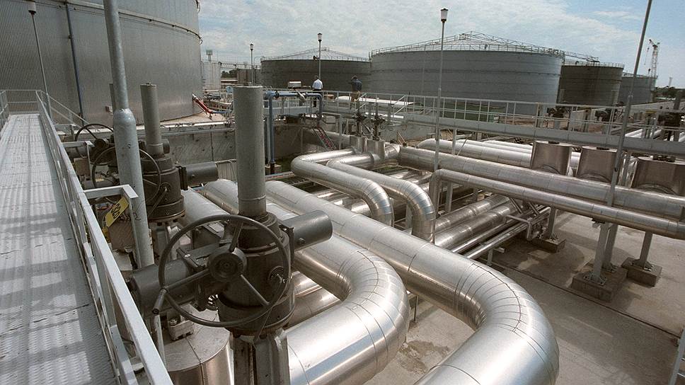 В числе активов нефтебазы, которые планируется выставить на продажу,— сеть АЗС в Новосибирске и области