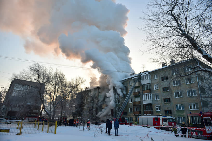 Два подъезда жилого дома частично обрушились в новосибирской пятиэтажке