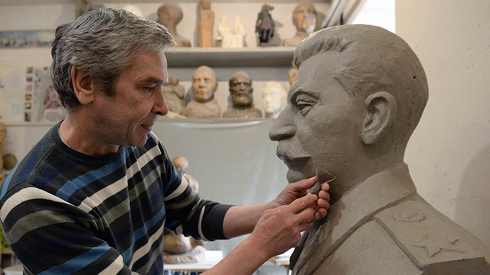 Скульптор Дмитрий Басарев во время работы над бюстом Иосифа Сталина, город Орел.