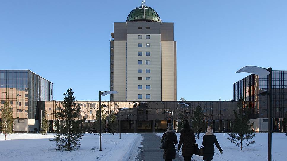 Вид на новый корпус Новосибирского госуниверситета.