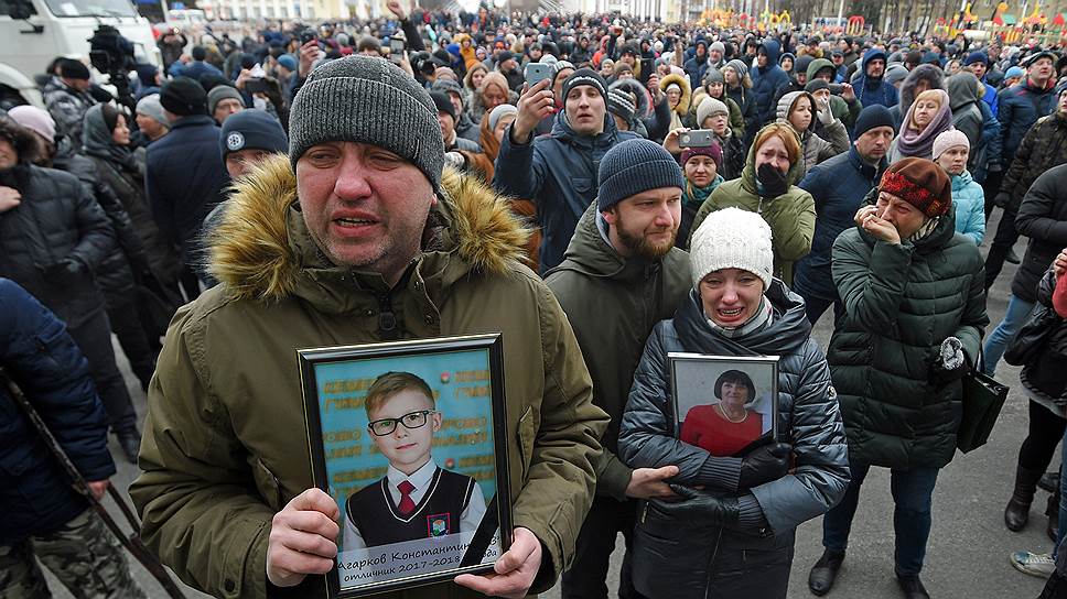 Как в Кемерове проходил стихийный митинг в поддержу семей, потерявших близких в пожаре