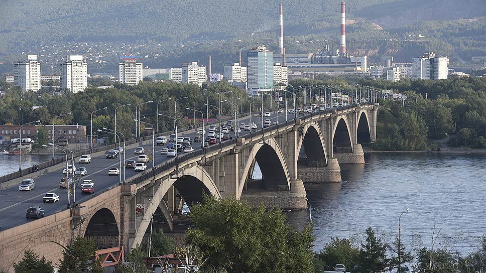 Коммунальный мост через реку Енисей в Красноярске