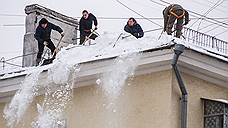 Пять новосибирцев попали в больницы из-за падения снега с крыш