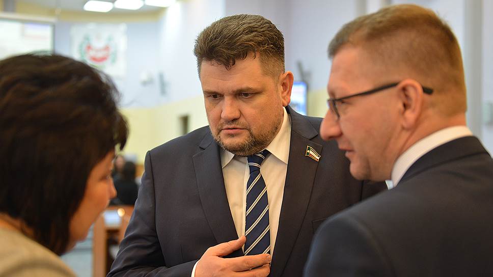 Сенатор от республики Хакасия в Совете Федерации РФ, Александр Жуков (в центре)